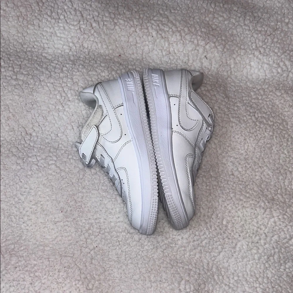 Nike White Sneakers Low-Top Leather Design